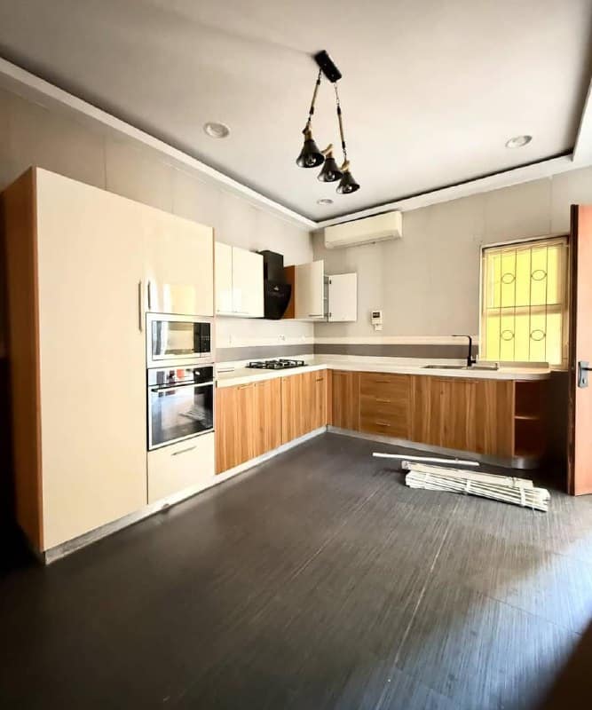 photo_5816537547868408887_x