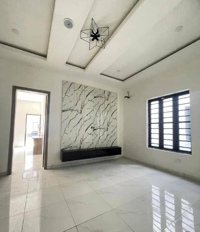 photo_5834896273906011200_x