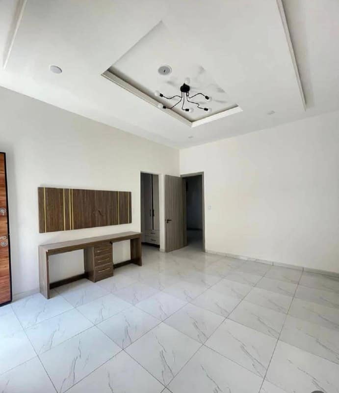 photo_5834896273906011194_x