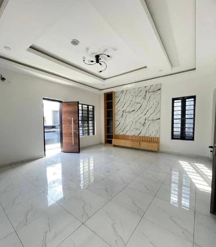 photo_5834896273906011196_x