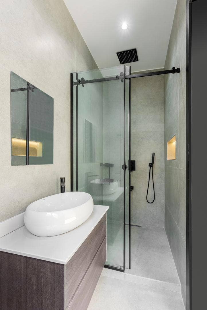 photo_5857217493821230201_y