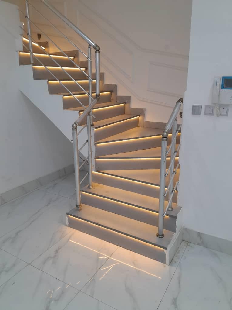 photo_5834896273906011443_y