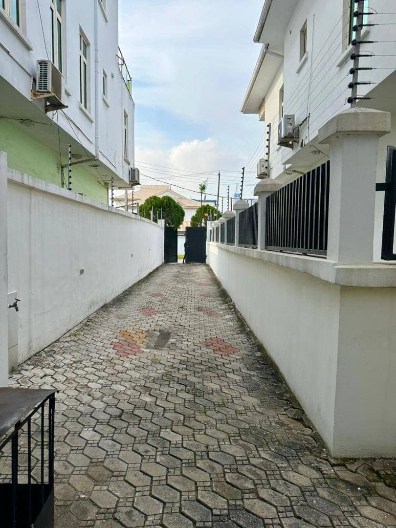 photo_5834896273906011289_y