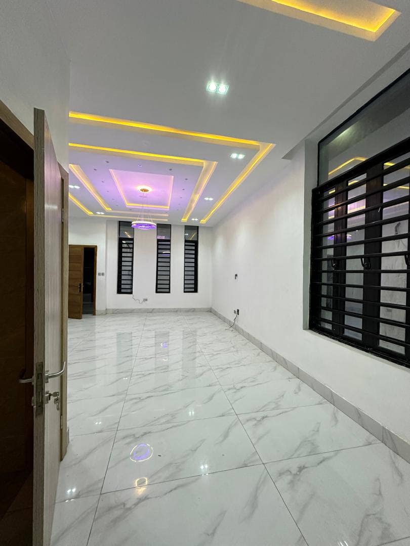 photo_5834896273906011440_y