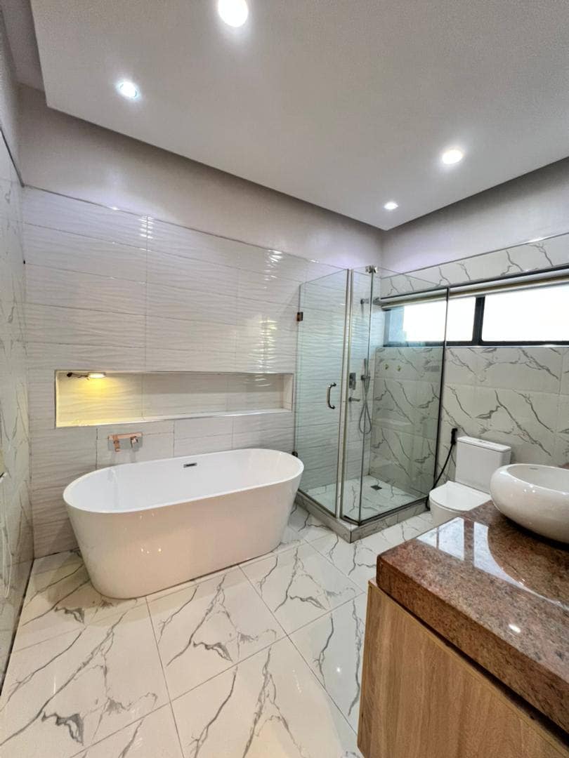 photo_5891131689461812012_y