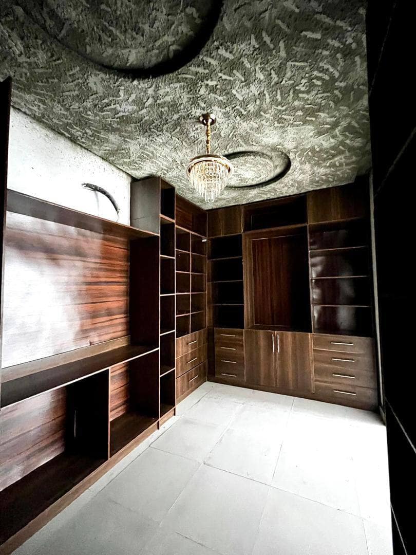 photo_5839398881395936622_y