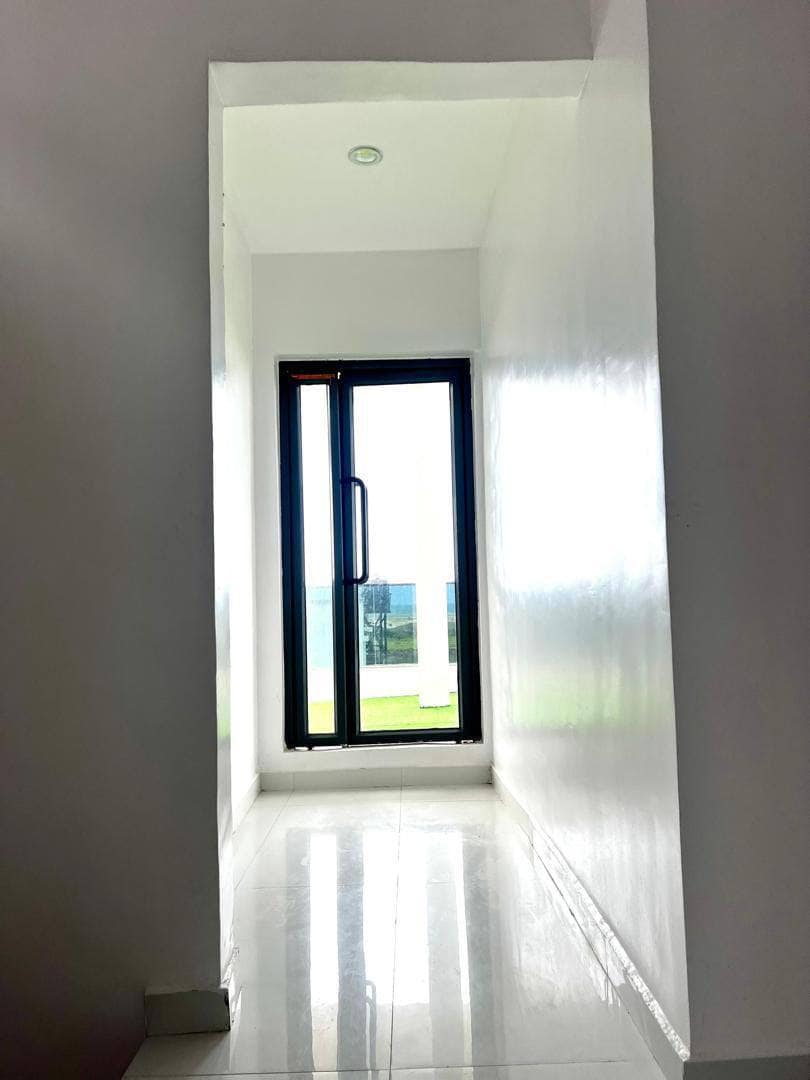 photo_5839398881395936637_y