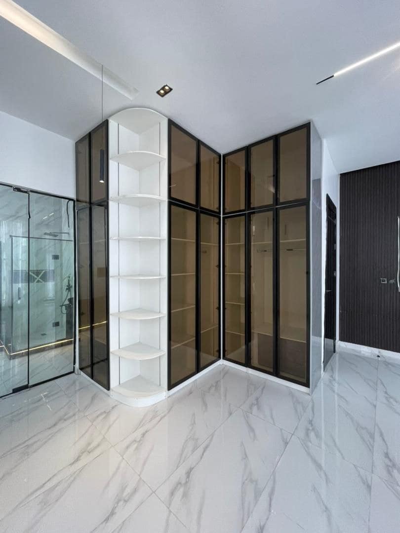 photo_5859469293634915604_y