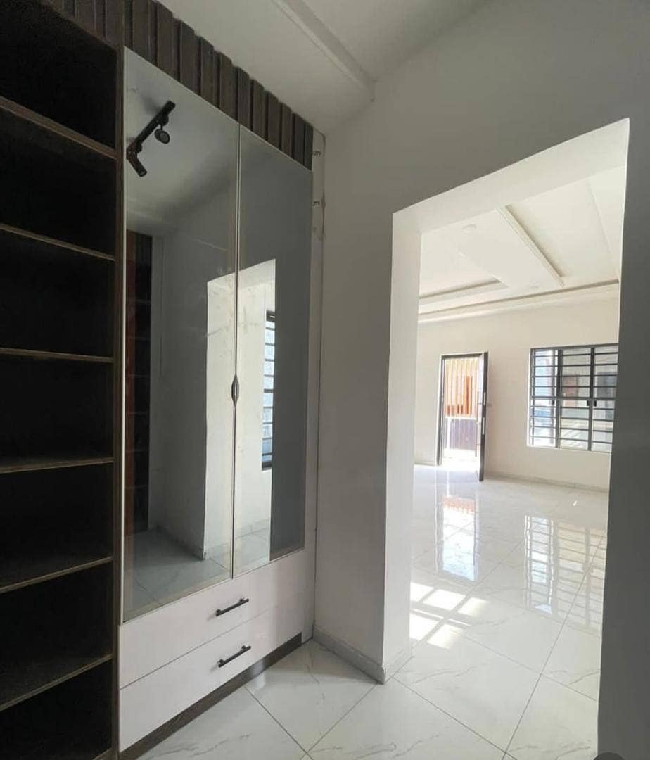 photo_5834896273906011198_y