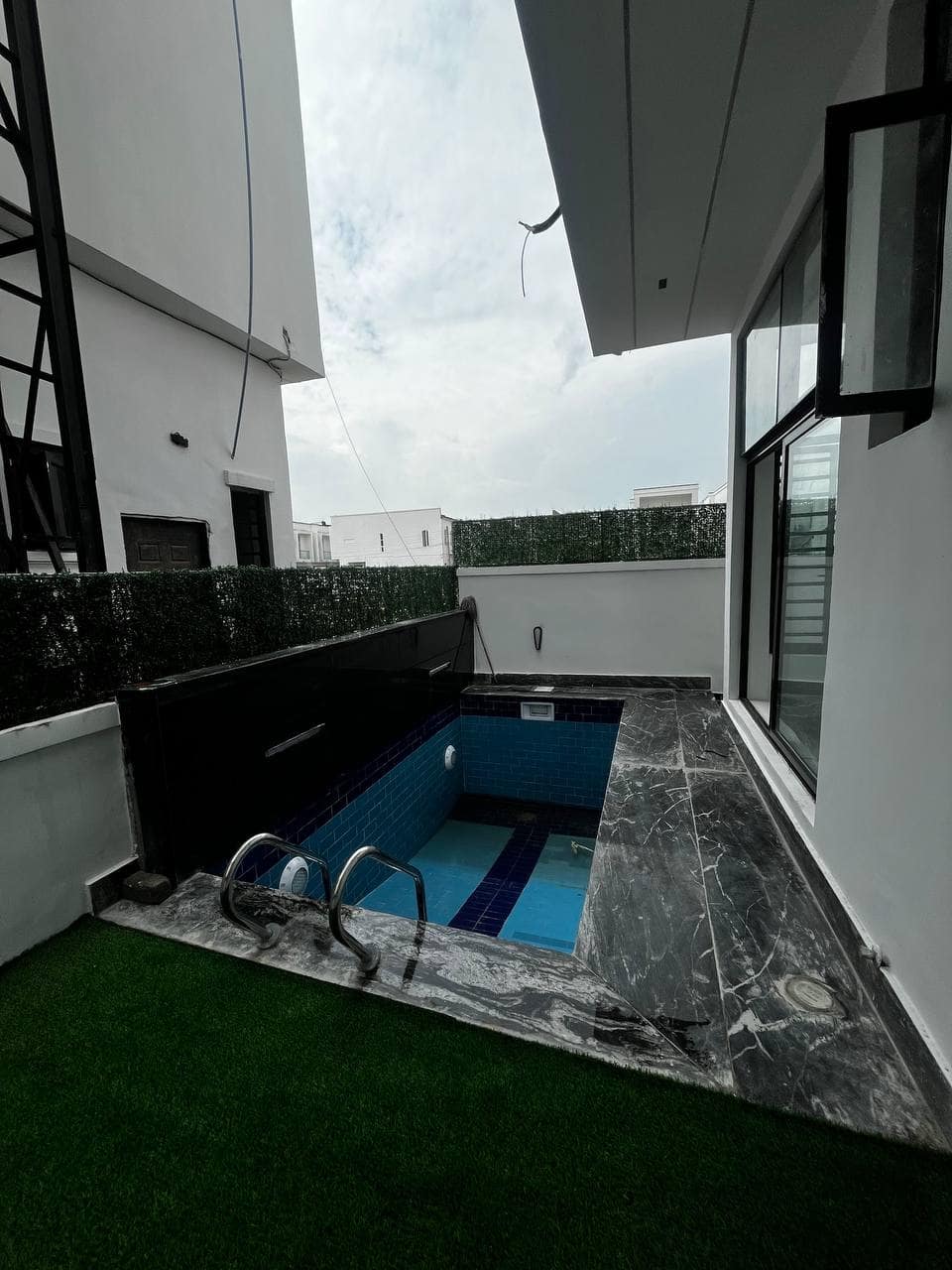 photo_5775919883236346933_y