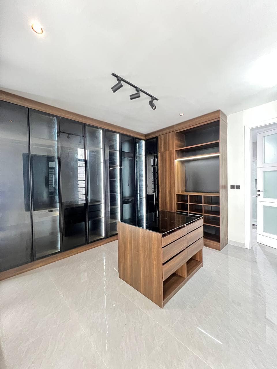 photo_5776125912817535933_y