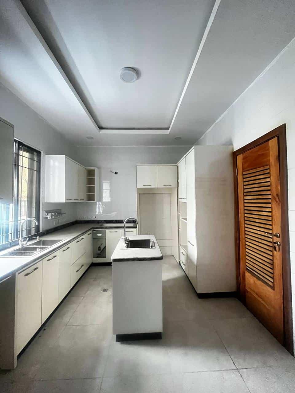 photo_5792040905542929584_y