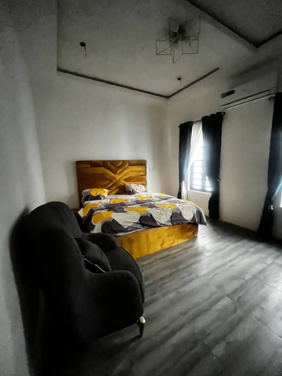 photo_5834896273906011212_y