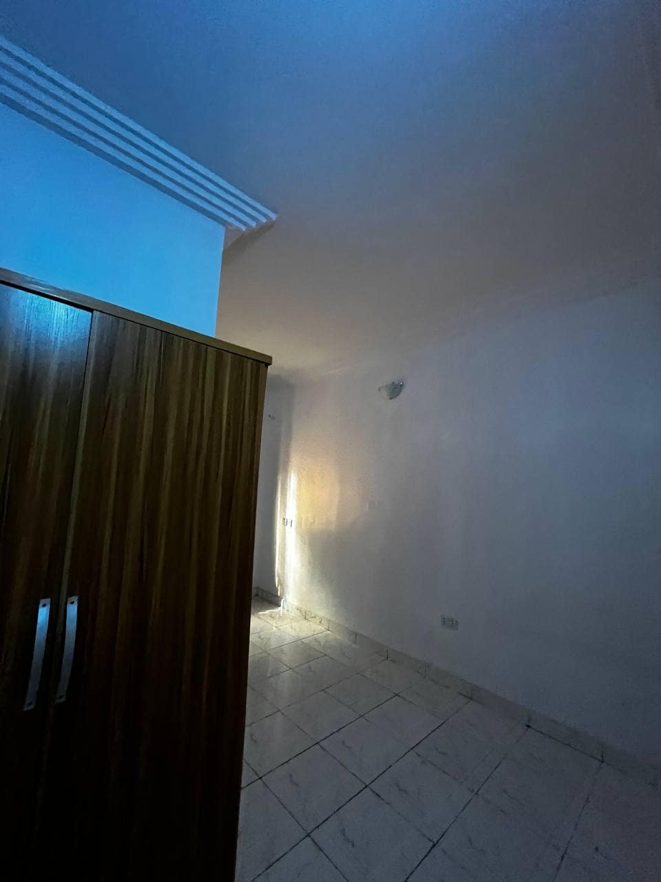 photo_5834896273906011239_y