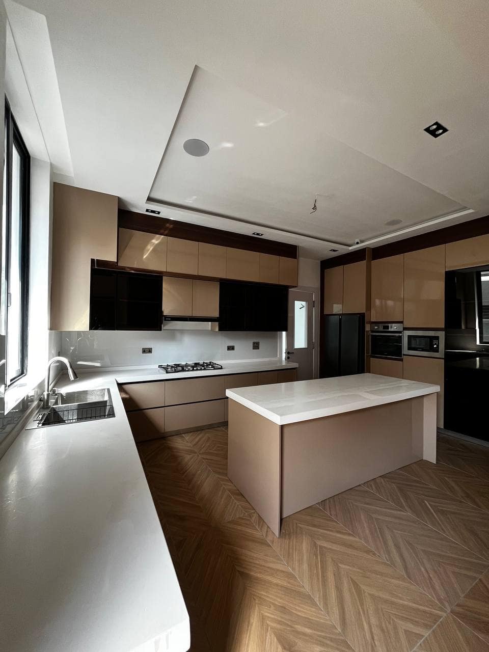 photo_5857450813624617904_y