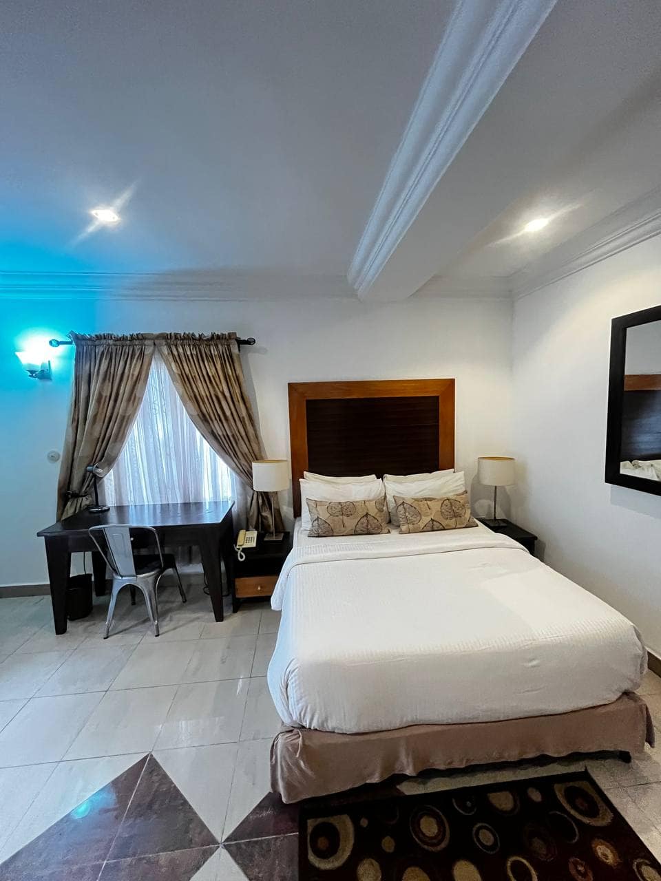 photo_5893383489275497326_y