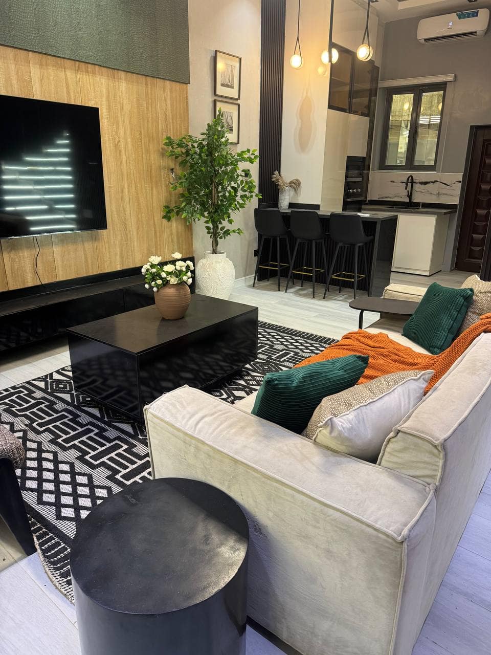 photo_6024076195881749316_y