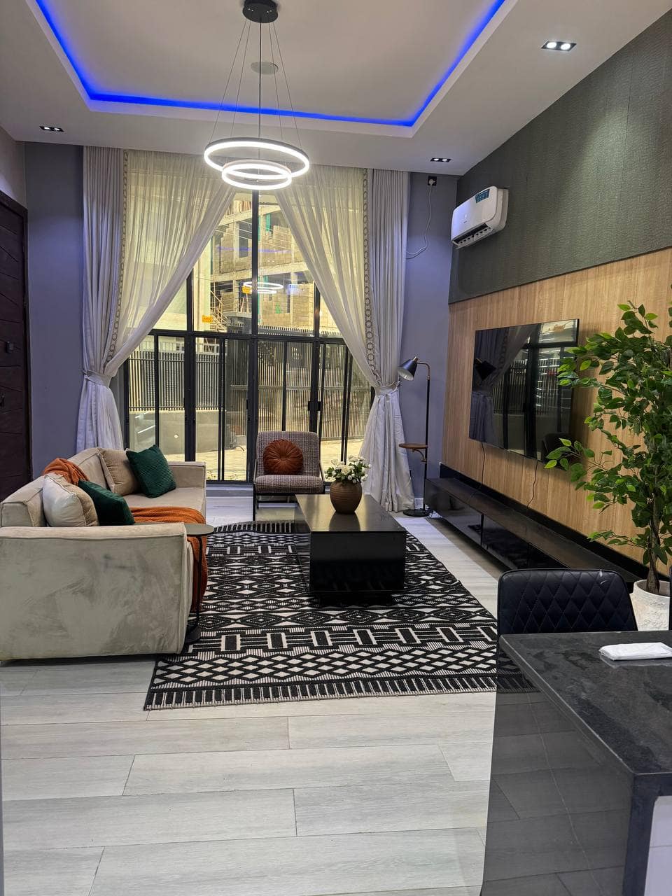 photo_6024076195881749335_y