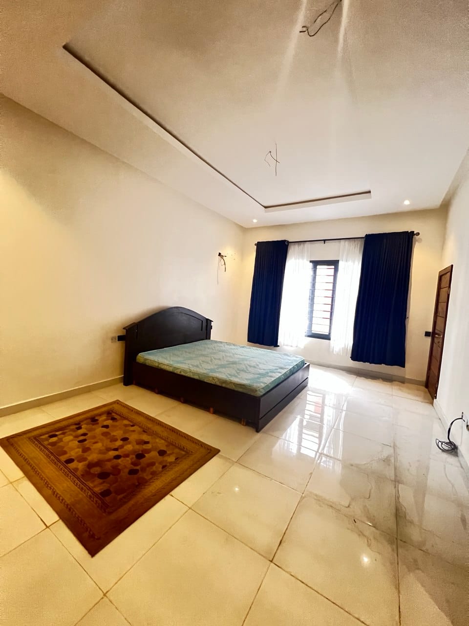 photo_5778335024951266622_y