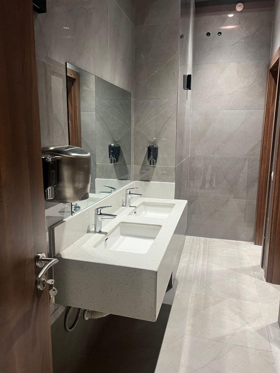 photo_5791839596130798790_y