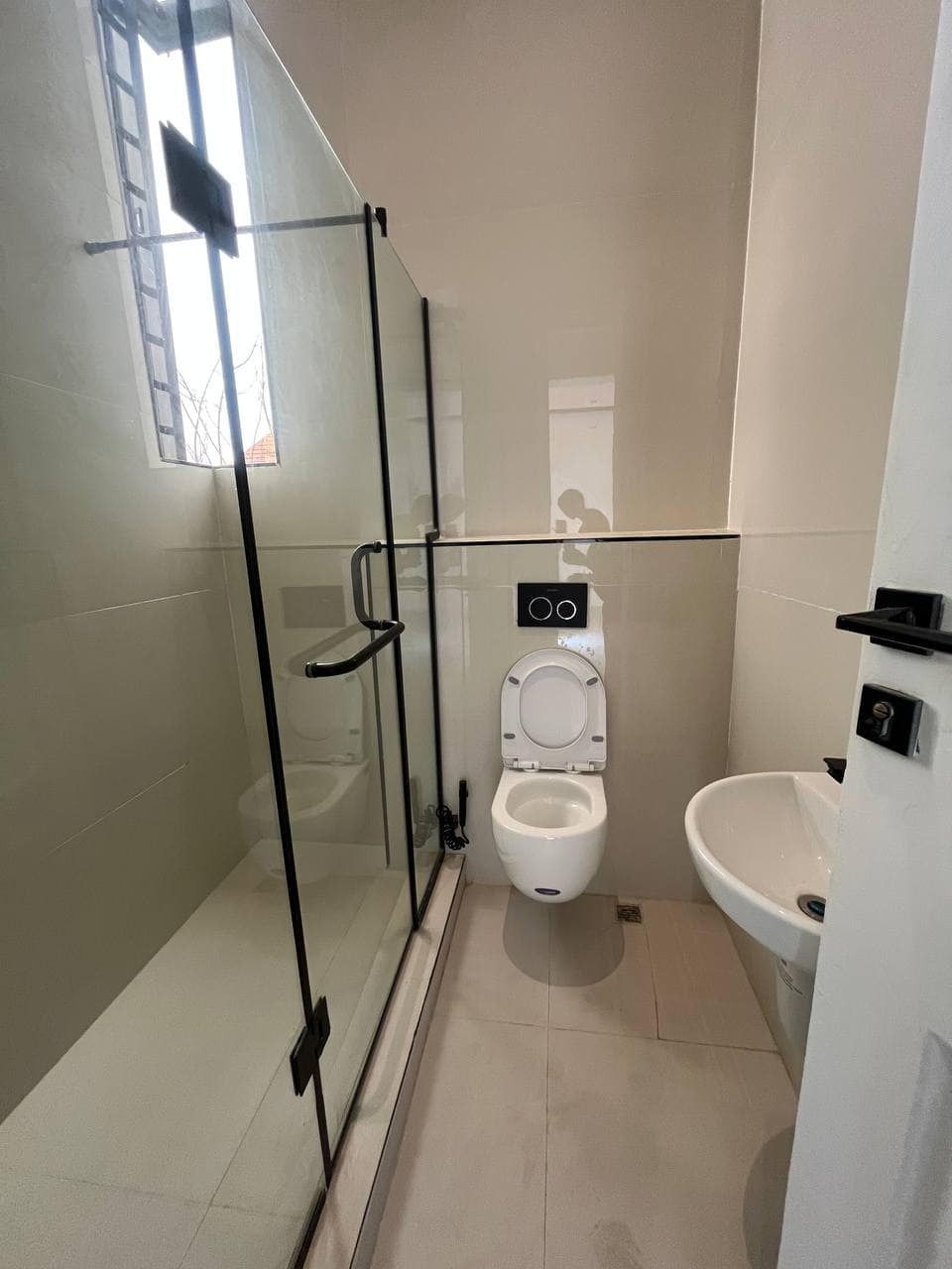 photo_5798805891350990056_y