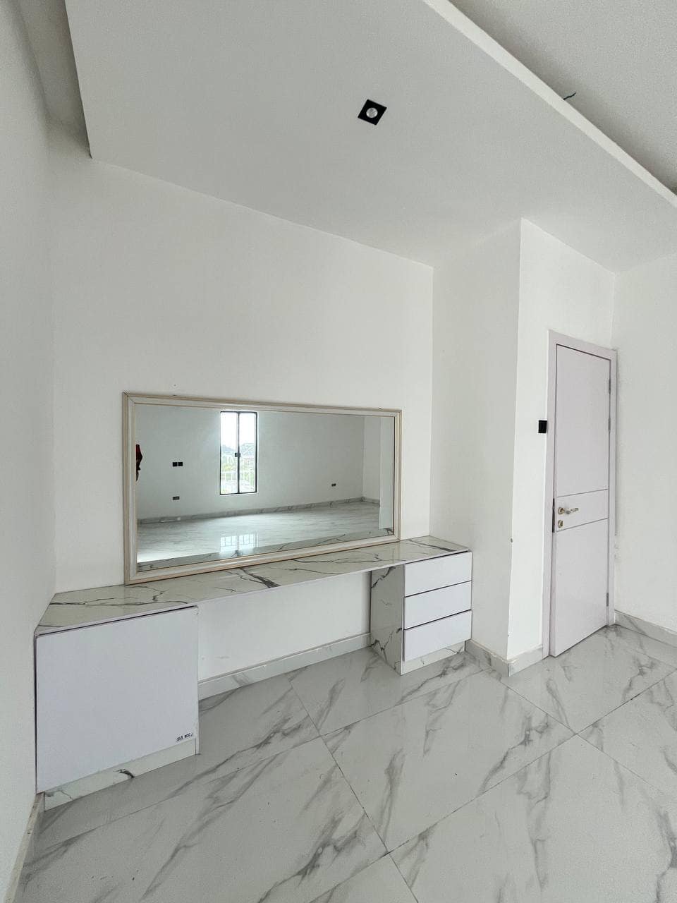 photo_5839398881395936657_y